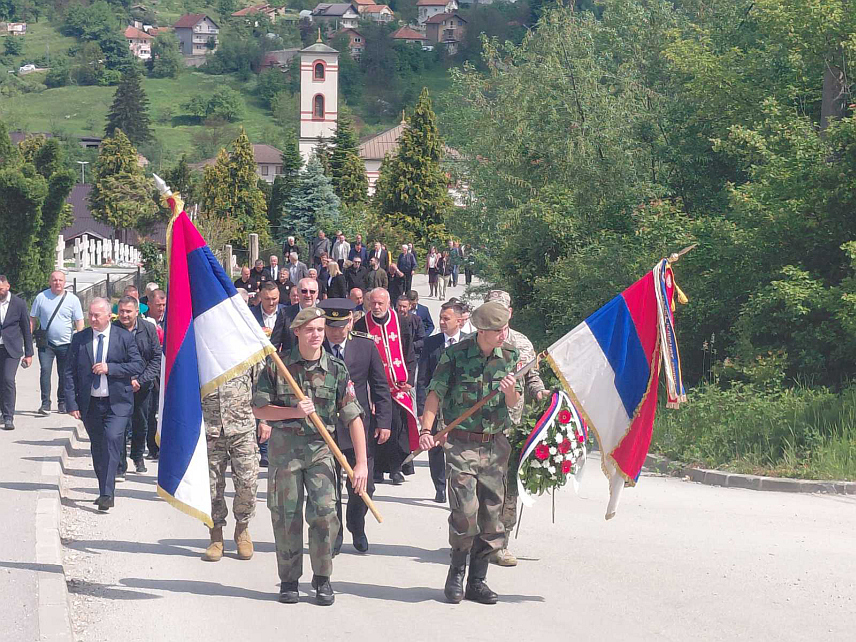 ИСТОЧНО НОВО САРАЈЕВО, 21. МАЈА /СРНА/ - Борачка организација Источно Ново Сарајево обиљежиила је 34 године од формирања Прве сарајевске механизоване бригаде Војске Републике Српске и Команде Сарајевско-романијског корпуса. У Храму Светог великомученика Георгија на Врацама служена је литургија, потом и парастос погинулим борцима и положени су вијенци и цвијеће код Централног крста војничког гробља Враца, као и на гробу војног свештеника Војислава Чаркића.