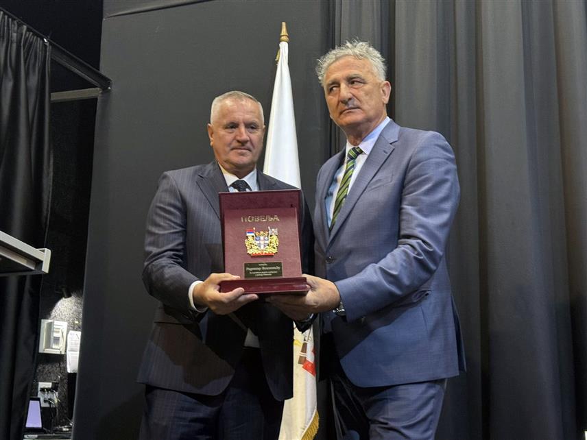 НЕВЕСИЊЕ, 21. МАЈА /СРНА/ - На свечаној сједници невесињске Скупштине поводом славе општине - Спасовдана данас су уручена општинска признања и захвалнице, а највише признање, Повеља општине в.д. директора "Аутопутева Републике Српске" Радовану Вишковићу, за изузетан допринос развоју инфраструктуре и унапређењу квалитета живота становника Невесиња током мандата предсједника Владе Српске.
