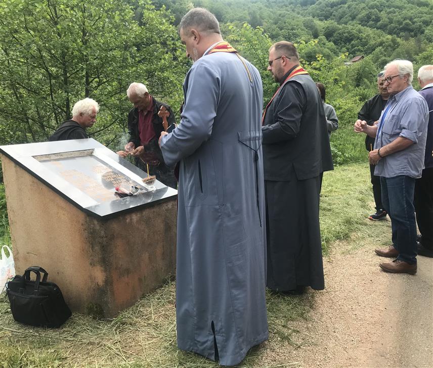 МИЛИЋИ, 21. МАЈА /СРНА/ - У насељу Жутица у општини Милићи данас је служен парастос за осам српских бораца и цивила које су 21. маја 1992. године из засједе убиле муслиманске снаге на регионалном путу Милићи-Сребреница, али због пасивности правосуђа породице још нису дочекале правду.