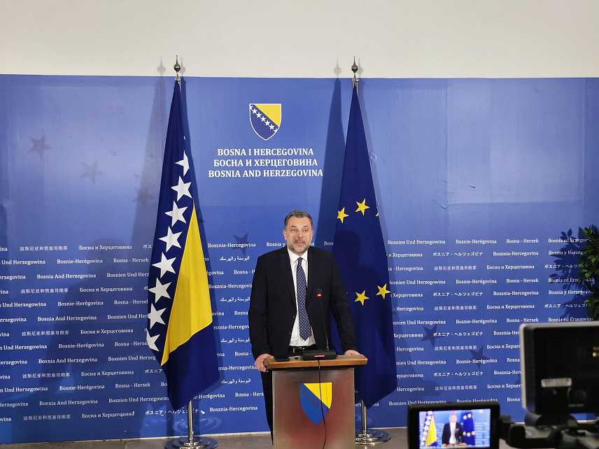САРАЈЕВО, 21. МАЈА /СРНА/ - Министар иностраних послова у Савјету министара Елмедин Конаковић на конференцији за новинаре у Сарајеву.