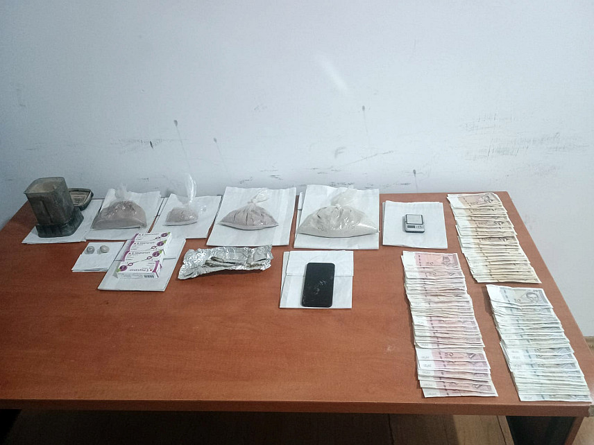 ИСТОЧНО САРАЈЕВО, 22. МАЈА /СРНА/ – Полиција је у акцији "Квотер" на подручју Источног Новог Сарајева пронашла више од килограм хероина и 7.280 КМ, те ухапсила мушкарца чији су иницијали А.М.