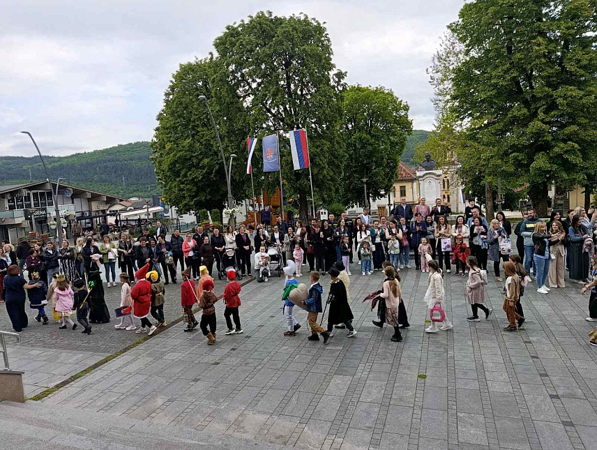 МРКОЊИЋ ГРАД, 22. МАЈА /СРНА/ - У карневалу школских лектира у Мркоњић Граду данас је учествовало око стотину ђака Основне школе "Иван Горан Ковачић" који су обучени у занимљиве костиме, кроз креативне програме, показали како су доживјели прочитане лектире.	
