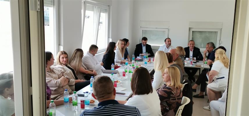 ДОБОЈ, 22. МАЈА /СРНА/ - Вршилац дужности директора Завода за дијализу и трансплантацију Горан Топић на састанку у Добоју саначелницима и главним сестарама девет дијализних центара у Републици Српској.