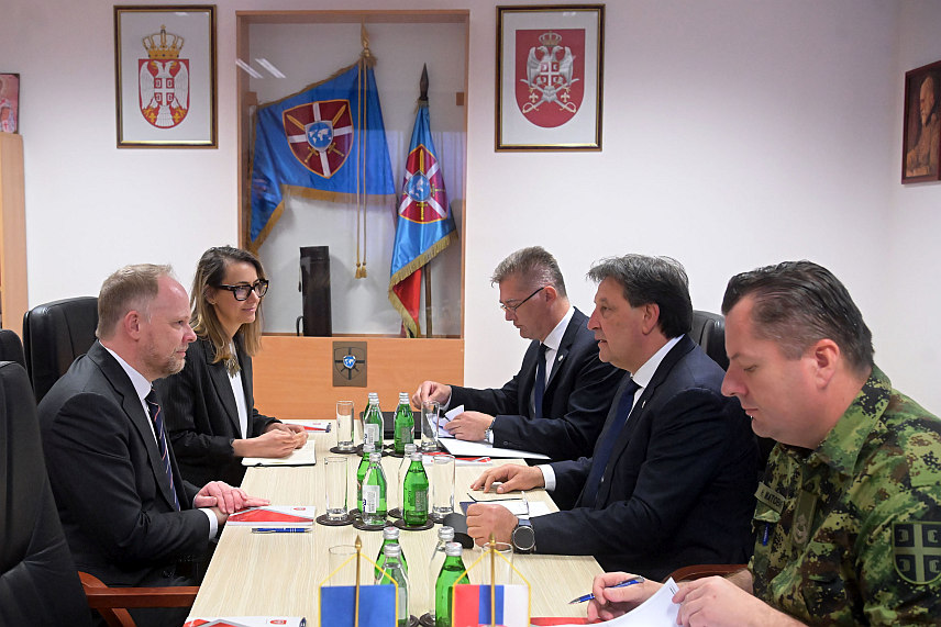 БЕОГРАД, 22. МАЈА /СРНА/ - Министар одбране Србије Братислав Гашић на састанку у Београду са замјеником помоћника генералног секретара НАTО-а Кевином Хамилтоном.