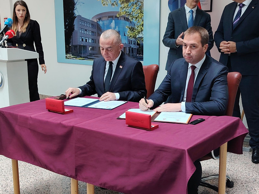 ТРЕБИЊЕ, 23. МАЈА /СРНА/ - Министри правде Републике Српске и Србије Горан Селак и Ненад Вујић потписали су данас изјаву о намјерама која се односи на утврђивање потребних корака у процесу међусобног признавања правосудних испита и јачања институционалне сарадње у области правосуђа.