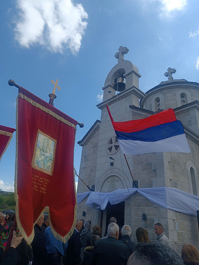 КАЛИНОВИК, 23. МАЈА /СРНА/ - Његово високопреосвештенство митрополит дабробосански Хризостом освештао је данас у Романима код Калиновика Храм преноса моштију Светог оца Николаја, чиме је, након деценија тишине и страдања, оживљено ово некада пусто село.