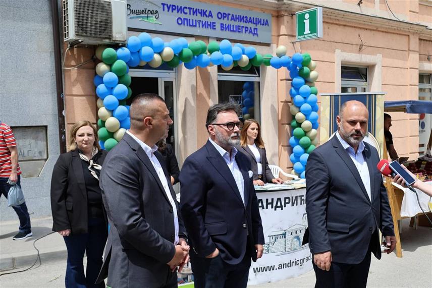 ВИШЕГРАД, 23. МАЈА /СРНА/ - Министар спољне трговине и економских односа у Савјету министара Сташа Кошарац и начелник општине Вишеград Младен Ђуревић посјетили су "Вишеградски корзо", манифестацију чији је циљ промоција љетне туристичке сезоне и туристичких потенцијала града на Дрини.