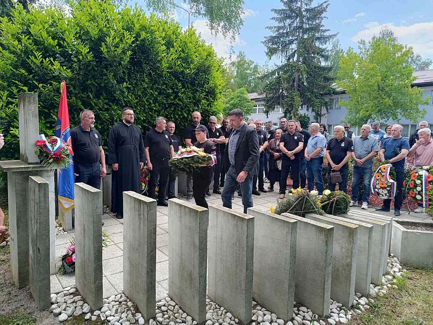 ИСТОЧНО САРАЈЕВО, 24. МАЈА /СРНА/ - Ветерани Војне полиције Сарајевско-романијског корпуса данас су обиљежили Дан Четвртог батаљона Војне полиције, поручивши да жртва 21 погинулог борца ове јединице никада неће бити заборављена и да су припадници батаљона поносни на свој ратни пут у стварању Републике Српске.