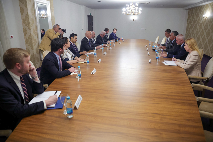 ИСТОЧНО САРАЈЕВО, 24. МАЈА /СРНА/ - Предсједник Републике Српске Синиша Каран састао се данас у Источном Сарајеву са делегацијом Конгреса САД.
