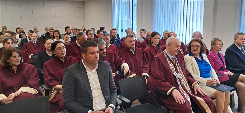 ИСТОЧНО САРАЈЕВО, 25. МАЈА /СРНА/ - На Универзитету у Источном Сарајеву данас је поводом крсне славе Универзитета Светих Ћирила и Методија, свечано промовисано девет доктора наука.