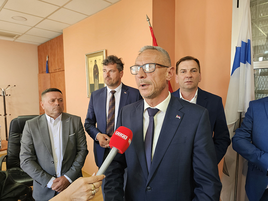 УГЉЕВИК, 26. МАЈА /СРНА/ - Министар рада и борачко-инвалидске заштите Републике Српске Радан Остојић у обраћању новинарима након састанка са начелником општине Угљевик Драганом Гајићем.