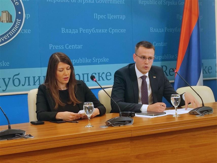 БАЊАЛУКА, 26. МАЈА /СРНА/ - Конференција за новинаре министра пољопривреде, шумарства и водопривреде Српске Анђелке Кузмић и савјетника премијера Републике Српске за друштвено-политичка питања Александра Лозе.