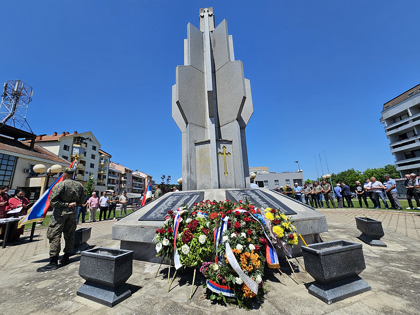 УГЉЕВИК, 26. МАЈА /СРНА/ - Испред централног спомен-обиљежја на Градском тргу у Угљевику на коме су исписана имена 301 јунака минулог рата подмајевичког краја данас је служен помен погинулим борцима Војске Републике Српске, прислужене свијеће и положено цвијеће поводом обиљежавања 34 године од формирања Прве мајевичке бригаде.