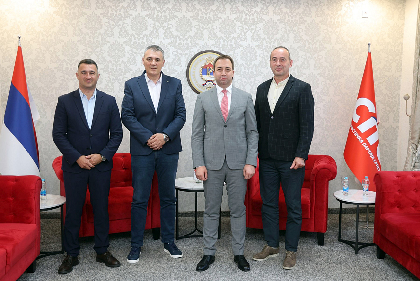 БАЊАЛУКА, 26. МАЈА /СРНА/ - Потпредсједник СПС-а Душко Милетић, одборник у Скупштини општине Нови Град Младен Шумар, предсједник СПС-а Горан Селак и повјереник за Општински одбор СПС-а у Новом Граду Дамир Шевић.