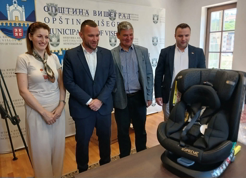 ВИШЕГРАД, 26. МАЈА /СРНА/ - Представници Агенције за безбједност саобраћаја Републике Српске уручили су данас вишеградском Удружењу породица "Четири и више" вриједну донацију дјечијих ауто-сједишта.