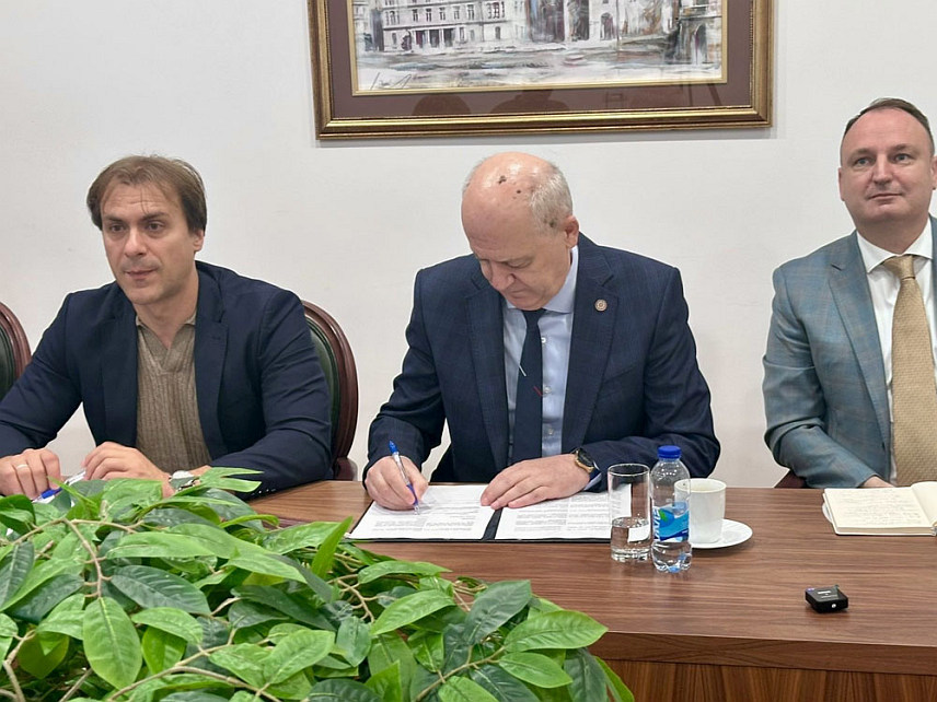ИСТОЧНО САРАЈЕВО, 27. МАЈА /СРНА/ - Ректори Универзитета у Источном Сарајеву Милан Кулић и Далекоисточне државне академије физичке културе из Хабаровска Сергеј Галицин потписали су споразум којим је озваничена сарадња двије високошколске установе у области образовања, научноистраживачког рада и академске размјене.