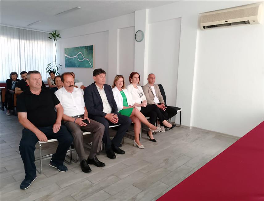 НОВИ ГРАД, 27. МАЈА /СРНА/ - Предсједник Републичке организације породица заробљених и погинулих бораца и несталих цивила Исидора Граорац присуствовала је сједница Скупштине Општинске организације породица заробљених и погинулих бораца и несталих цивила у Новом Граду,
