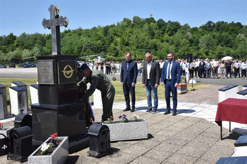 БАЊАЛУКА, 27. МАЈА /СРНА/ - Министар рада и борачко-инвалидске заштите Радан Остојић положио је данас вијенац на споменик погинулим припадницима Ваздухопловства и противваздушне одбране Војске Републике Српске на аеродрому Маховљани код Бањалуке, поводом 34 године од формирања тог рода Војске.