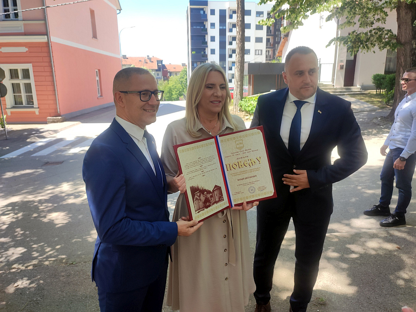 ПРЊАВОР, 27. МАЈА /СРНА/ - Српском члану Предсједништва БиХ Жељки Цвијановић данас је у Прњавору уручена Повеља почасног грађанина са златним грбом града.