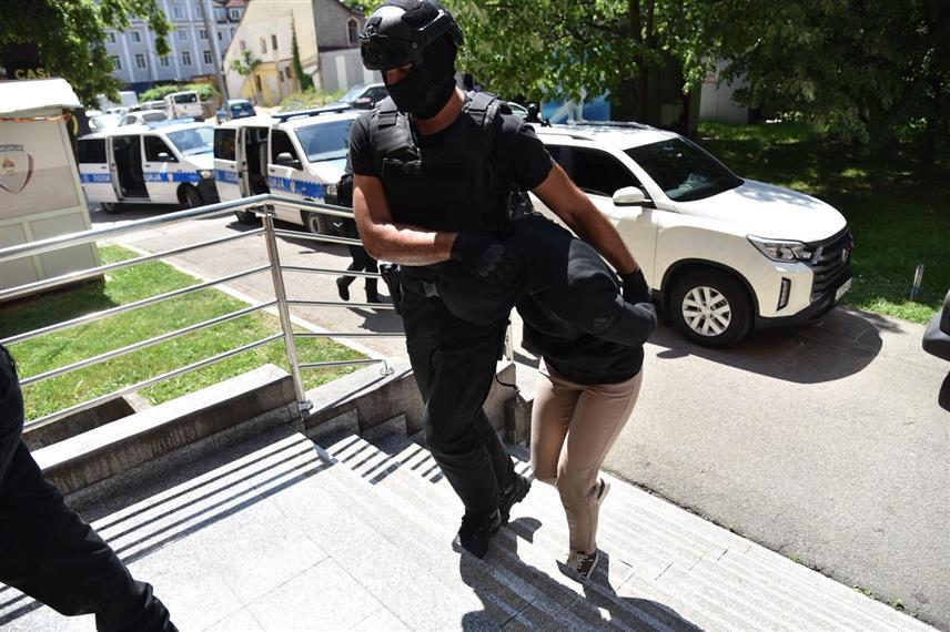 БАЊАЛУКА, 27. МАЈА /СРНА/ - Републичком јавном тужилаштву данас је предато осам лица, међу којима и један полицијски службеник, који су ухапшени у акцији "Циљ" због злоупотреба, малверзација и незаконитости у поступку полагања возачких испита на подручју општине Нови Град.