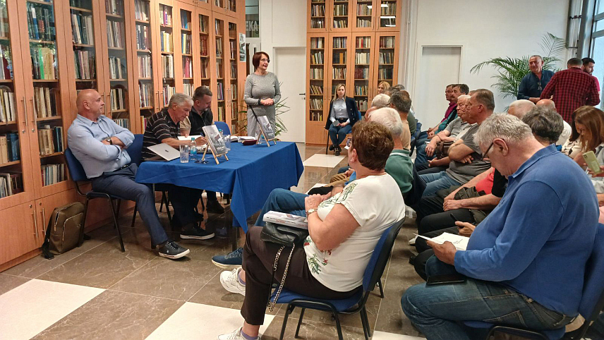 ИСТОЧНО САРАЈЕВО, 27. МАЈА /СРНА/ - У Матичној библиотеци Источно Сарајево вечерас је промовисана књига "Мемоари: Хаџићи у Одбрамбено-отаџбинском рату 1992-1995" Голуба Матића, која представља свједочанство о времену искушења, одлука које су обликовале судбину људи, али и о потреби да се истина сачува од заборава.