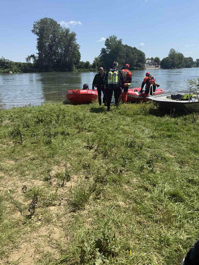 ИСТОЧНО САРАЈЕВО, 28. МАЈА /СРНА/ - Припадници ронилачког и тима за заштиту и спасавање на води Републичке управе цивилне заштите учествују у потрази за дјечаком који је нестао у ријеци Дрини у рејону Брањева код Зворника.