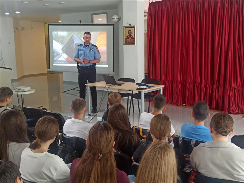 ЗВОРНИК, 28. МАЈА /СРНА/ - Ученицима зворничких основних школа "Свети Сава" и "Десанка Максимовић" данас су одржана предавања о штетности оружја у оквиру превентивне кампање коју спроводи Министарство унутрашњих послова Републике Српске.