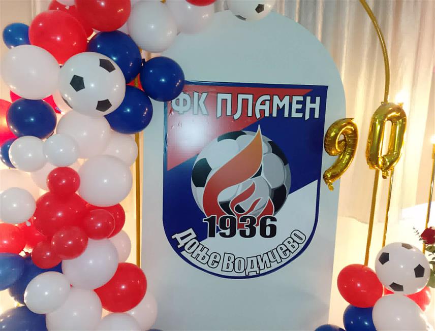 НОВИ ГРАД, 29. МАЈА /СРНА/ - Донаторско вече фудбалског клуба "Пламен" из Доњег Водичева код Новог Града, организовано за прикупљане средстава за изградњу трибине, окупило је око 300 гостију.