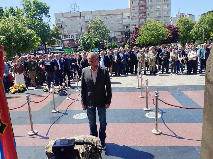 БИЈЕЉИНА, 2. МАЈА /СРНА/ - У Бијељини су данас обиљежене 34 године од формирања Гарде "Пантери". Вијенце и цвијеће код централног споменика у центру Бијељине положили су чланови породица погинулих бораца, министар рада и борачко-инвалидске заштите Републике Српске Радан Остојић, представници градске власти, бројних ратних јединица, полиције и војске, као и удружења борачких категорија.