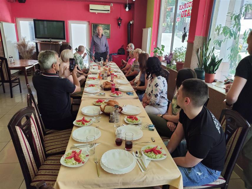 СРЕБРЕНИЦА, 30. МАЈА /СРНА/ - Обољели од мултипле склерозе из регије Бирач организовали су данас дружење у Сребреници поводом обиљежавања 30. маја - Свјетског дана борбе против ове болести, те су исказали захвалност Министарству здравља Републике Српске за бригу о унапређењу лијечења и омогућавању обољелима рехабилитацију и лијечење у Горњој Трепчи код Чачка.