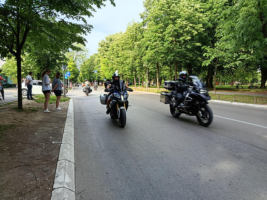 БАЊАЛУКА, 30. МАЈА /СРНА/ - Више хиљада бајкера из око 40 земаља свијета продефиловало је улицама Бањалуке у оквиру манифестације "Мото-фест".