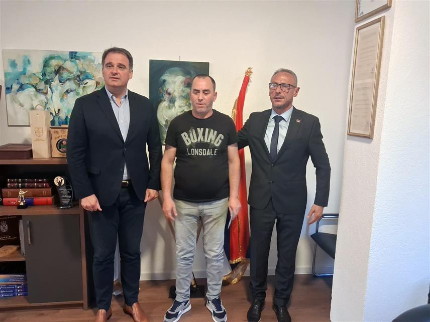 ГАЦКО, 30. МАЈА /СРНА/ - У Гацку су вечерас уручени кључеви стана Његошу Марићу, дјетету погинулог борца, чиме је питање стамбеног збрињавања тих категорија у потпуности ријешено у овој општини. Министар рада и борачко-инвалидске заштите Републике Српске Радан Остојић уручио је Марићу рјешење о кориштењу стана.