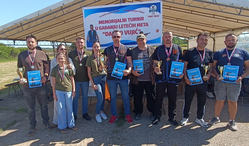 СРБАЦ, 4. МАЈА /СРНА/ - У знак сјећања на трагично преминулог ловца Дарка Вујића, у Повеличу код Српца одржан је Други меморијални турнир у гађању летећих мета који носи његово име, на којем је учествовало око 30 ловаца из више градова Републике Српске и Федерације БиХ.