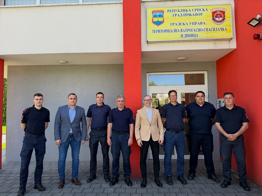 ПРЊАВОР, 4. МАЈА /СРНА/ Градоначелник Прњавора Дарко Томаш је данас са предсједником Скупштине града Драженом Микићем посјетио припаднике Територијалне ватрогасно-спасилачке јединице.