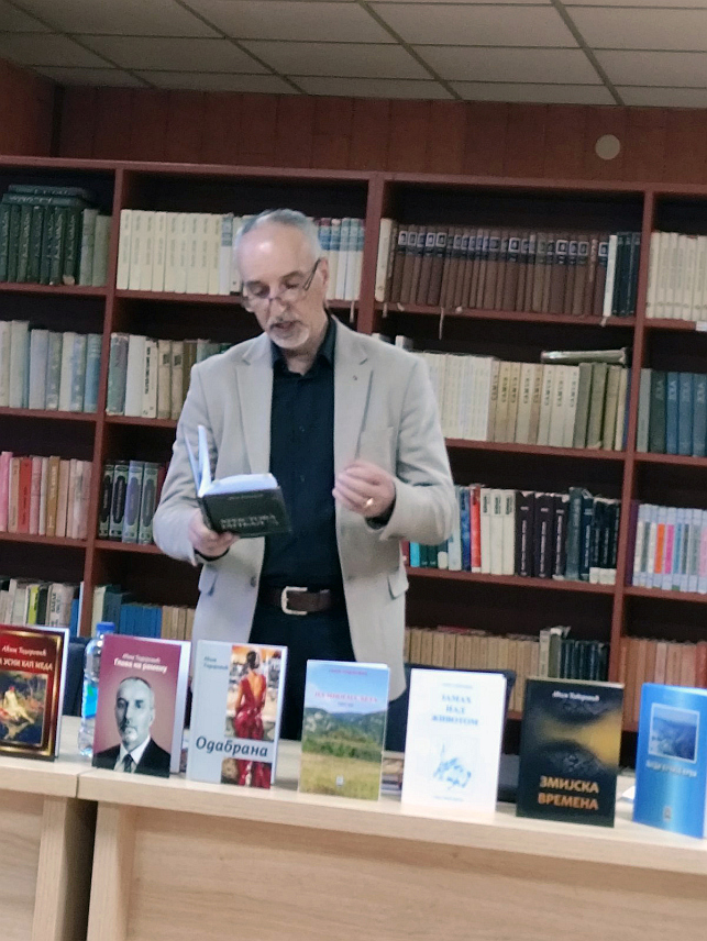 БРАТУНАЦ, 4. МАЈА /СРНА/ - У оквиру традиционалне културно-спортске манифестације "Ђурђевдански дани" у Братунцу је вечерас одржано књижевно вече Аћима Тодоровића из Власенице на којем су представљене и његове награђиване књиге на књижевним конкурсима у Републици Српској и Србији.