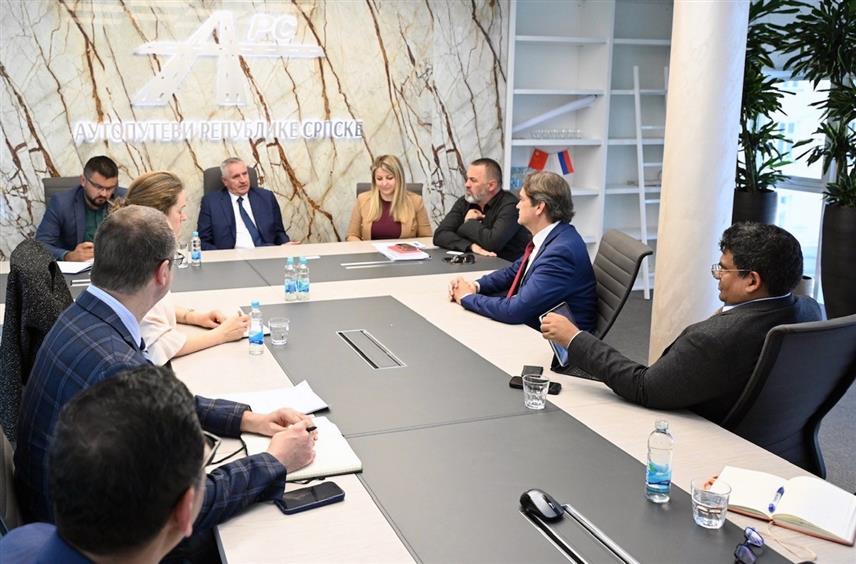 БАЊАЛУКА, 5. МАЈА /СРНА/ - Вршилац дужности директора предузећа "Аутопутеви Републике Српске" Радован Вишковић и представници Свјетске банке разговарали су данас о степену реализације изградње дионице ауто-пута Товира /Јоховац/–Вукосавље на Коридору "Пет це", као и могућности унапређења динамике радова.