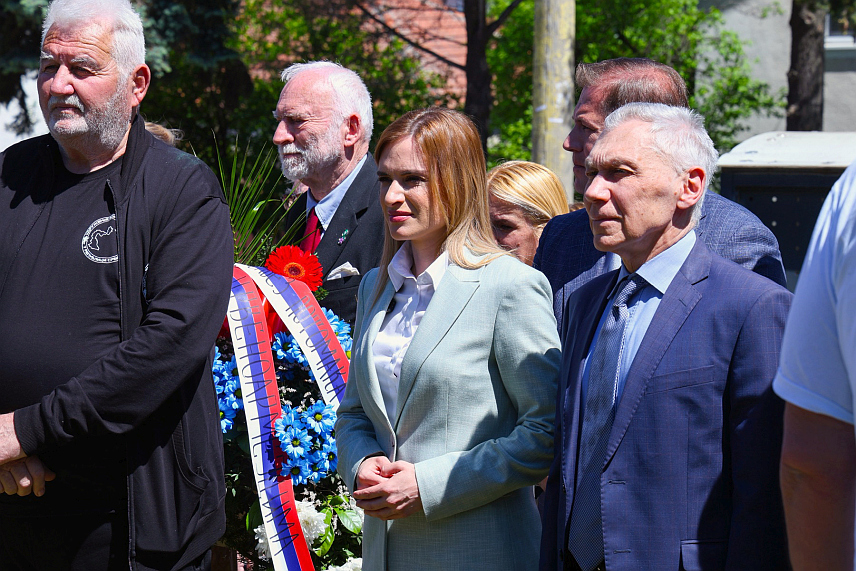 БЕОГРАД, 5. МАЈА /СРНА/ - Министар за рад, запошљавање, борачка и социјална питања Србије Милица Ђурђевић Стаменковски је са руским амбасадором у Београду Александар Боцан-Харченком положила вијенац на спомен–обиљежје руским и српским војницима у београдском насељу Калуђерица, што је први пут да неко од званичника на овом мјесту ода почаст борцима за ослобођење Београда у Другом свјетском рату.