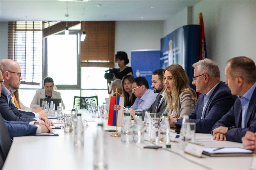 БЕОГРАД, 5. МАЈА /СРНА/ - Србија је заинтересована за откуп критичне енергетске инфраструктуре која је у овој држави у власништву Нафтне идустрије Србије /НИС/, рекла је државни министар рударства и енергетике Дубравка Ђедовић Хандановић у разговору са генералним директором НИС-а Кирилом Тјурдењевим.