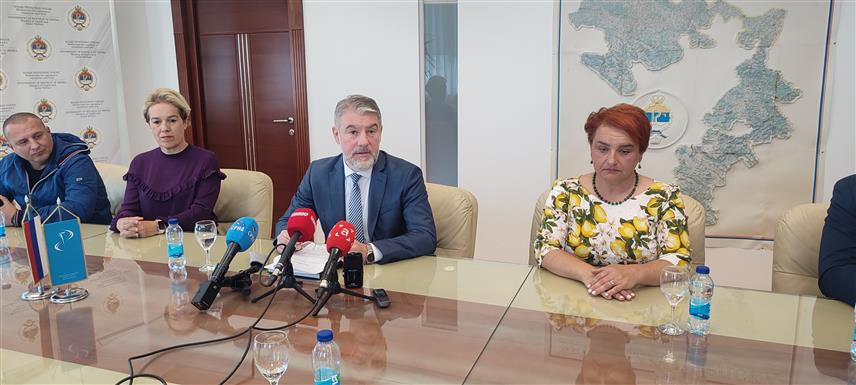 БАЊАЛУКА, 6. МАЈА /СРНА/ - Министар здравља и социјалне заштите Републике Српске Ален Шеранић са представницима Савеза удружења за помоћ ментално недовољно развијеним лицима Српске /МеНеРаЛи/, конференција за новинаре.