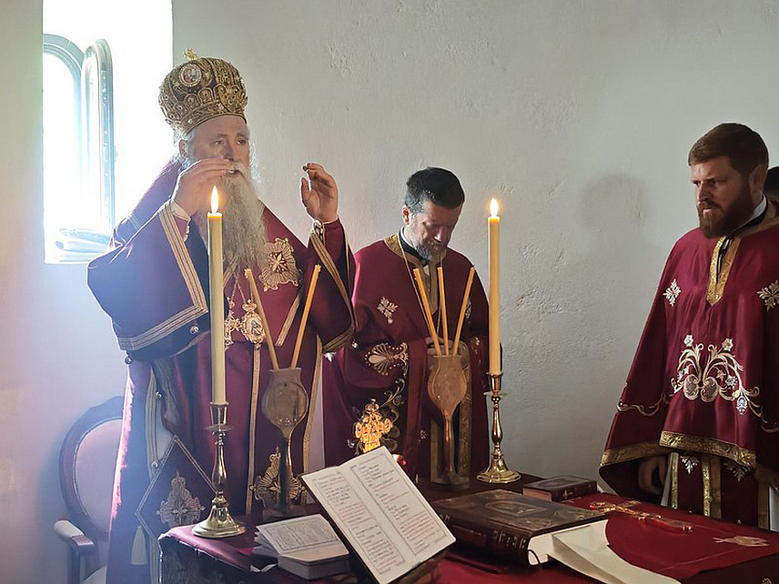 ПОДГОРИЦА, 6. МАЈА /СРНА/ - Његово високопреосвештенство митополит црногорско-приморски Јоаникије је данас, на славу светородне лозе Петровића, служио литургију у Цркви Светог Ђорђа у селу Ераковићи на Његушима, гдје је у бесједи навео да није случајно што се у свијетле дане, након Васкрса, прославља овој светитељ.
