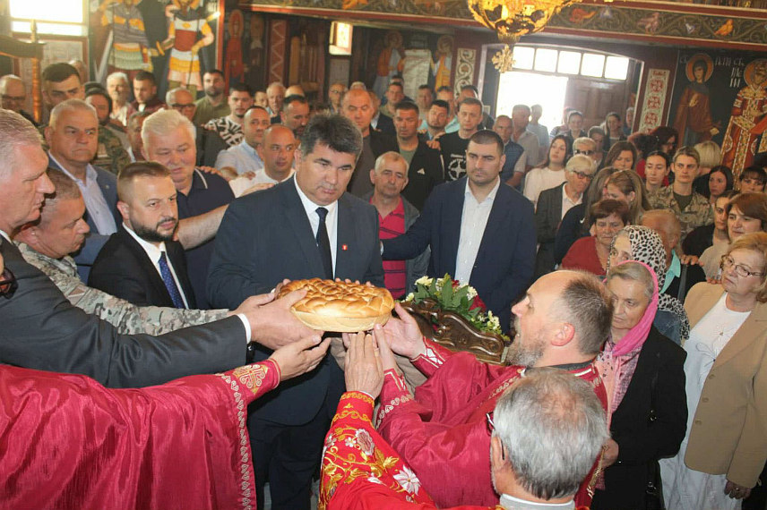 ЛОПАРЕ, 6. МАЈА /СРНА/ - У Цркви Покрова Пресвете Богородице у Лопарама данас је служена литургија и сломљен славски колач поводом Дана и крсне славе општине - Ђурђевдана.