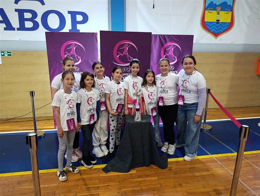 ПРЊАВОР, 7. МАЈА /СРНА/ - Грађани Прњавора данас су имали прилику да виде и фотографишу се са пехаром Европског првенства у фудбалу за играчице до 19 година, који је на турнеји у БиХ уочи овог шампионата.