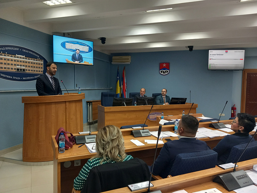 ПРИЈЕДОР, 8. МАЈА /СРНА/ - Градоначелник Приједора Слободан Јавор у обраћању одборницима Скупштине града.