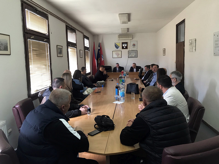 МИЛИЋИ, 8. МАЈА /СРНА/ - Вршилац дужности директора "Аутопутева Републике Српске" Радован Вишковић потписао је данас у Милићима уговоре о донацији овог јавног предузећа са представницима 12 организација и установа са подручја регије Бирач.