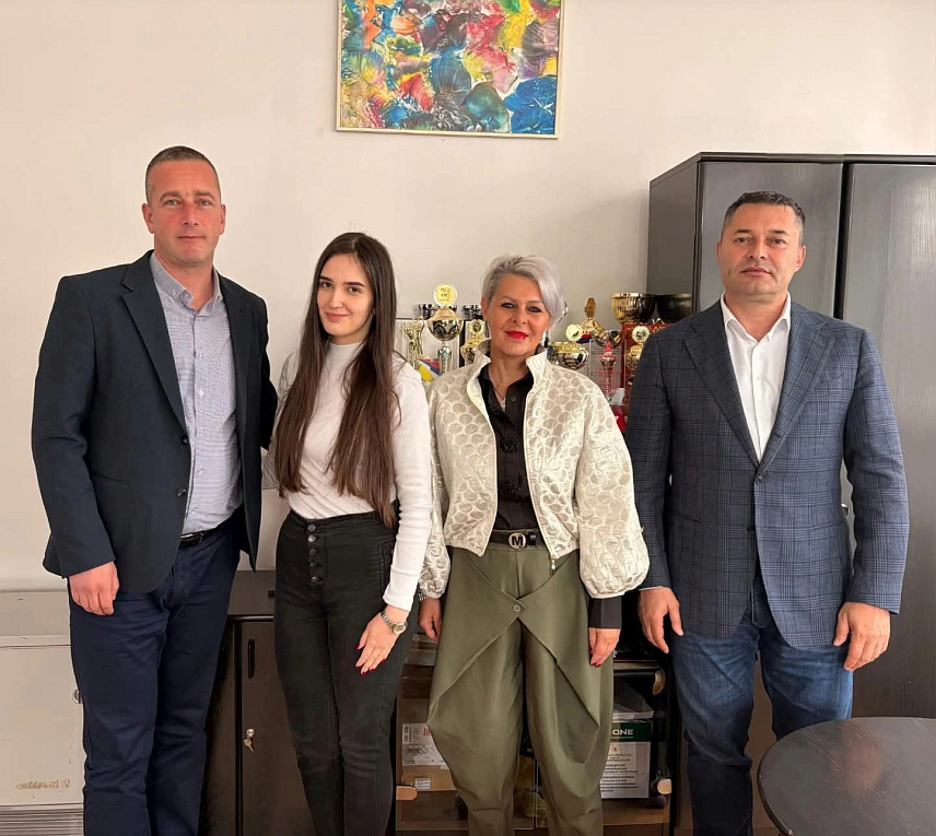 ПАЛЕ, 8. МАЈА /СРНА/ - Народни посланик Ацо Станишић финансираће матурско вече за све средњошколце са подручја Пала како би родитељима олакшао трошкове припреме за овај важан догађај.
