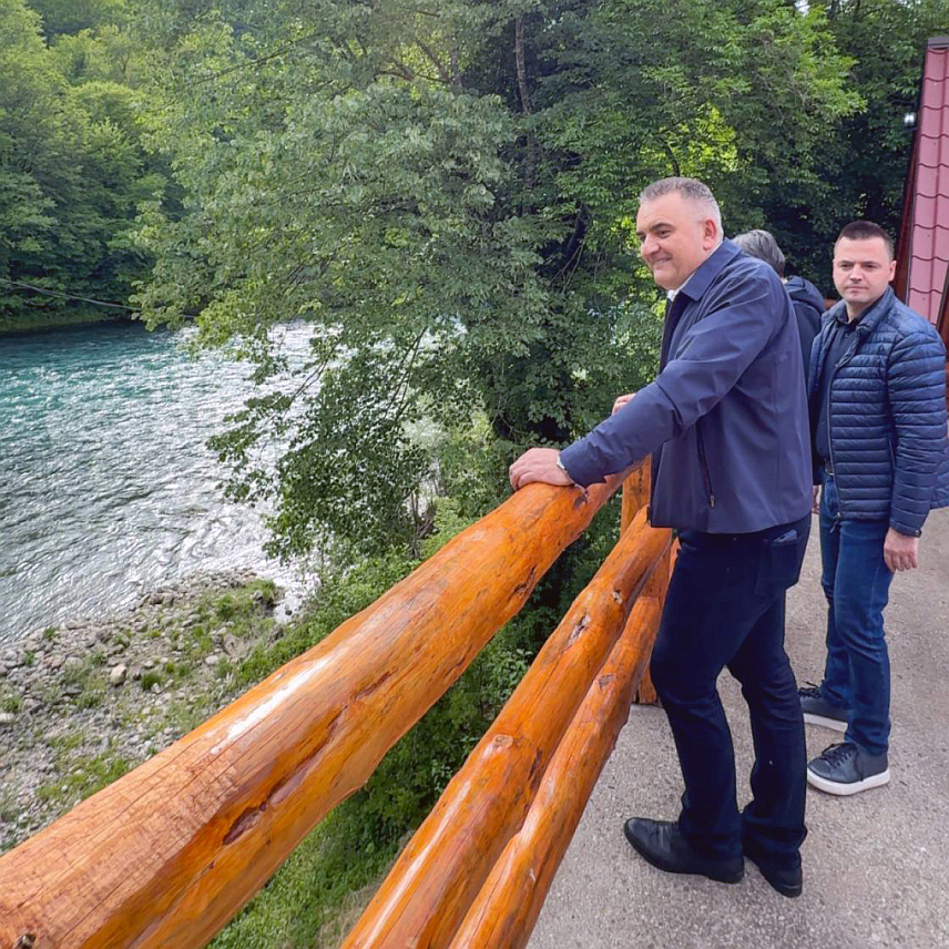 ФОЧА, 8. МАЈА /СРНА/ - Предсједник Владе Републике Српске Саво Минић изјавио је да је Српска одлучна да улаже у инфраструктуру која ће унаприједити развој туризма.