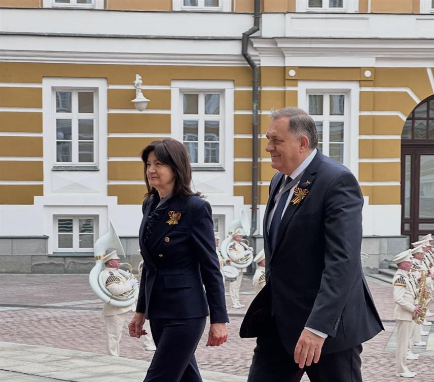 МОСКВА, 9. МАЈА /СРНА/ - Предсједник Милорад Додик присуствовао је данас на Црвеном тргу у Москви Паради побједе.