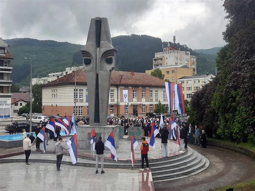 ФОЧА, 9. МАЈА/СРНА/ - У Фочи су данас положени вијенци на Централно спомен-обиљежје палим борцима и цивилима Одбрамбено-отаџбинског рата, мјесто сјећања на 646 страдалих становника ове општине.