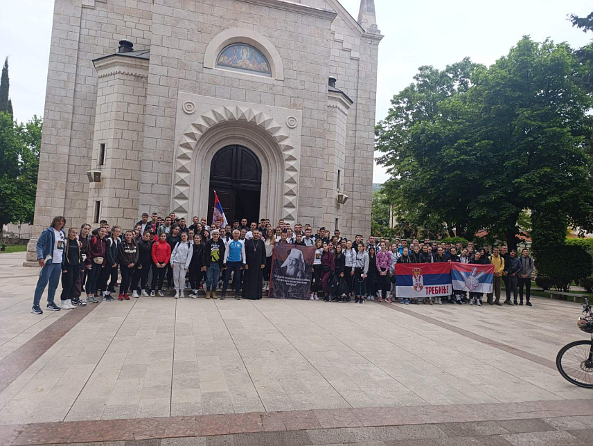 TРЕБИЊЕ, 9. МАЈА /СРНА/ - На поклоњење моштима Светог Василија Острошког и Tврдошког Чудотворца у манастир Острог јутрос је из Требиња пјешке кренуло око 150 чланова Ансамбла националних игара "Јован Дучић".