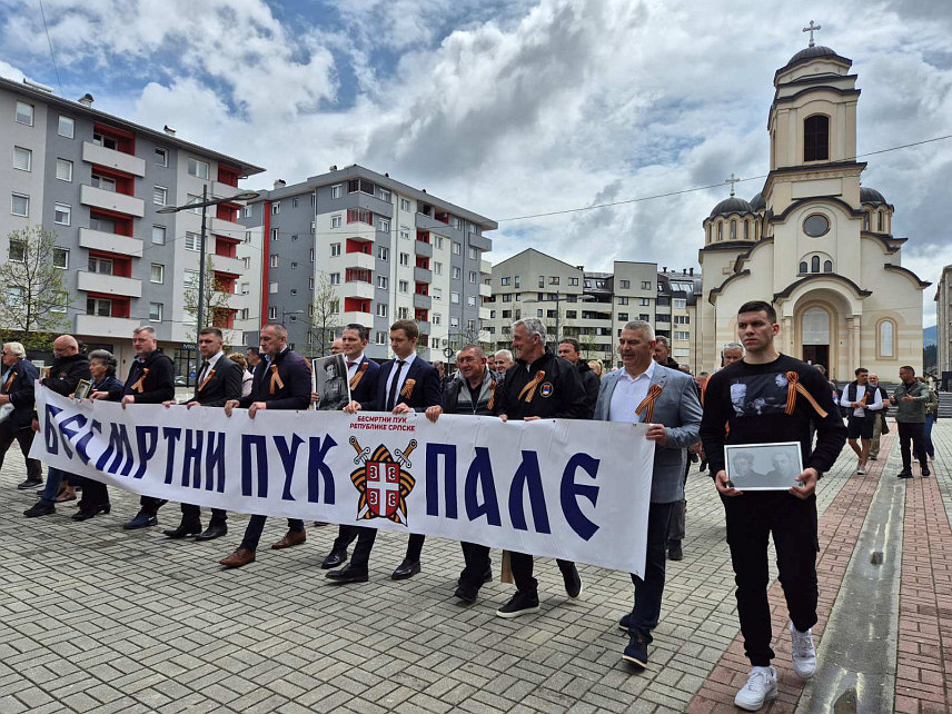 ПАЛЕ, 9. МАЈА /СРНА/ - Полагањем вијенаца код споменика народном хероју Милану Симовићу и Маршом "Бесмртног пука", на Палама је данас обиљежен 9. мај – Дан побједе над фашизмом, уз поруку да је важно његовати културу сјећања на српску страдалничку историју.